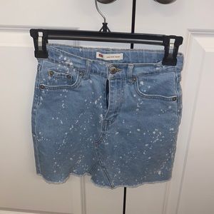 Levi skirt, size 10 (girl) . It’s super cute and in good condition.